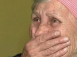 Sin i zaručnica izbacili staru nemoćnu majku na ulicu po zimi! Bila gladna, spavala na klupi.. Prije nego što je preminula, uspjela je učiniti nešto zbog čega su se kajali do kraja života