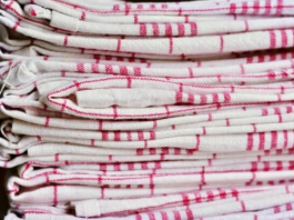 Nije soda bikarbona: Krpe više neće neprijatno mirisati ako se ovako operu, samo 1 šolja je spas