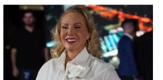 Ovako izgleda tijelo žene od 65 godina kad se fotografije ne fotošopiraju: Brena se skinula u kupaći i pokazala sve nesavršenosti FOTO