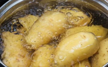 Dodajte 1 sastojak u vodu u kojoj kuhate krompir: Brže će se skuhati i neće se raspasti