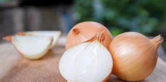 Kažu da ovim starim običajem Srbi saznaju istinu na Božić: Za Badnje veče glavicu crnog luka isecite na 12 delova