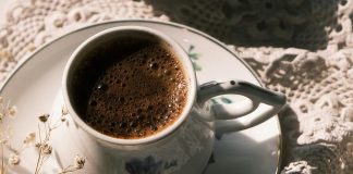 U jutarnju kafu uvek dodajte 1 sastojak: Creva će vam biti zahvalna, probava radi kao sat