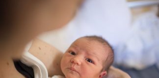 Sveštenik je pogledao u krevetić i pitao: Šta je? Je li muško?