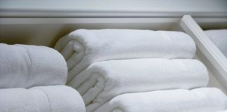 UBACITE OVAJ SASTOJAK U MAŠINU I GOTOVO: Najprostiji i najjeftiniji trik da vešu VRATITE IZGUBLJENU BJELINU, a peškiri će biti premekani