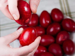 Najboji prirodni način farbanja jaja u jarko crvenu boju star 50 godina: Potrebna vam je samo 1 namirnica