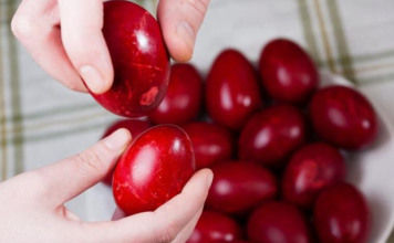 Najboji prirodni način farbanja jaja u jarko crvenu boju star 50 godina: Potrebna vam je samo 1 namirnica