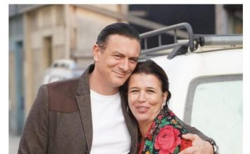 Naš glumac napravio kuću na selu pa sa ženom manekenkom okopava baštu: “Gajim kokoške, svinje i ovce – ovde je život”