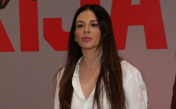Sve, sve ali ovakve pantalone nismo očekivali: Ana Sević iznenadila modnim izdanjem na koncertu Marije Šerifović