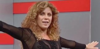 Rođena u Bosni u mešovitom braku, izvinila se ocu muslimanu kad je majci Srpkinji posvetila najlepšu pravoslavnu pesmu: Život naše pevačice intrigira