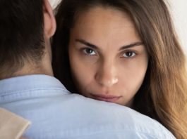 Muž je zaboravio telefon u kući, kad sam videla šta krije u njemu zanemela sam: Marija i Nataša napravile su mi pakao od života, a onda…