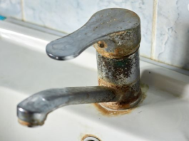 KAK0 DA UKL0NITE HRĐU SA ČESME? Upotrebite jeftin proizvod koji imate u frižideru i biće kao nove