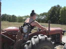 Saška (16) obrađuje njive i vozi traktor: Nijednog posla se ne stidim, selo ne bih menjala za grad