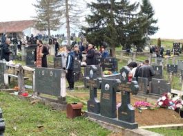 Pokojnika u Rogoznici spustili na zemlju, kada su svi očekivali popov glas, začulo se nešto drugo – ubrzo su svi gutali suze i knedle u grlu