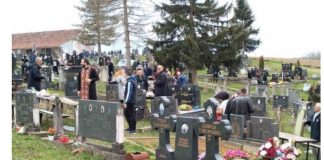 Pokojnika u Rogoznici spustili na zemlju, kada su svi očekivali popov glas, začulo se nešto drugo – ubrzo su svi gutali suze i knedle u grlu