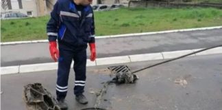 IZVUKLI “KAPITALCA” OD DVA METRA IZ KANALIZACIJE: Radnici ŠOKIRANI prizorom u naselju Vojvode Vlahovića! (FOTO)