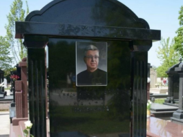 MISTERIOZNA DAMA S BELOM RUŽOM SE POJAVILA NA GROBU SAŠE POPOVIĆA! Scena koja LEDI KRV u žilama – sve uradila u TAJNOSTI, mislila da je niko ne vidi (VIDEO)