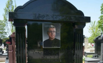 MISTERIOZNA DAMA S BELOM RUŽOM SE POJAVILA NA GROBU SAŠE POPOVIĆA! Scena koja LEDI KRV u žilama – sve uradila u TAJNOSTI, mislila da je niko ne vidi (VIDEO)