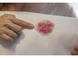 NIKADA SE NE BISTE SJETILI OVOGA: Sve fleke sa odjeće skida JEDNO SREDSTVO koje svi IMAMO kod kuće