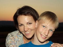 Jasminu iz Ćuprije muž ostavio zbog naše pevačice: Pocepana i gladna prodavala na pijaci, danas je doktor nauka