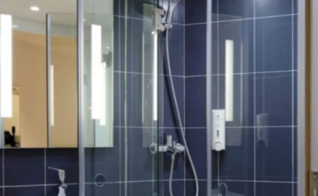 Odličan savjet za sve koji ne žele stalno ribati staklo – Prošla su 2 tjedna, a ni jedne mrlje nema na tuš kabini! (FOTO)