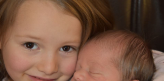 Beba je vrištala kad kod je starija sestra zagrli: Roditelji našli ćerku na podu, a onda otkrili jezivu istinu