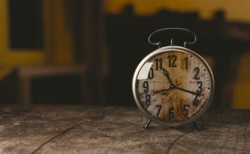 SAT NIKAKO NE SMIJETE DRŽATI NA OVOM MJESTU U KUĆI: Mnogi to ne znaju, a priziva NESREĆU!