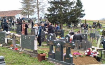 Pokojnika u Rogoznici spustili na zemlju, kada su svi očekivali popov glas, začulo se nešto jezivo: Svi su gutali suze i knedle u grlu