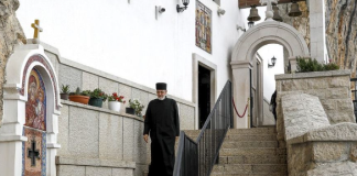 Ko ne sme da uđe u manastir Ostrog: Onaj ko ide treba da ispoštuje stroga pravila, inače će se ogrešiti – 1 stvar obavezno ponesite