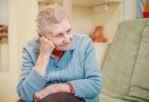 Majka mi je dementna i moja deca je se plaše: Ne žele više da je vide, a ja se osećam kao da sam loš sin