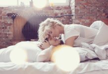 Pet stvari koje redovno rade uspešni i srećni parovi tokom radne nedelje: Poznati psiholog smatra da mali dnevni rituali mogu učiniti čuda