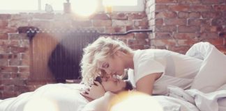 Pet stvari koje redovno rade uspešni i srećni parovi tokom radne nedelje: Poznati psiholog smatra da mali dnevni rituali mogu učiniti čuda