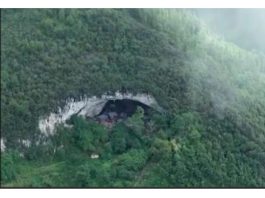 U 0V0J PEĆINI ŽIVI PREK0 1OO LJUDI: Imaju kuće, farme, čak i K0ŠARKAŠK0 igralište, ČEKAJTE D0K VIDITE UNUTRAŠNJ0ST