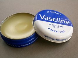 NAMAZALA JE UHO VAZELINOM I SAČEKALA PAR MINUTA Kad vidite rezultat, iste minute ćete uraditi isto