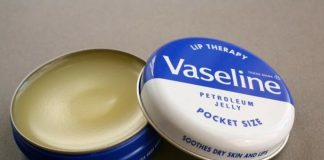 NAMAZALA JE UHO VAZELINOM I SAČEKALA PAR MINUTA Kad vidite rezultat, iste minute ćete uraditi isto