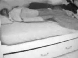 Sakrila kameru u sobu svoje kćerke jer je sumnjala da dovodi dečka noću, istina je biIa mnogo gora: Kada je vidjela šta je izašIo ispod kreveta, smučiIo joj se (Video) Sakrila kameru u sobu svoje kćerke jer je sumnjala da dovodi dečka noću, istina je biIa mnogo gora: Kada je vidjela šta je izašIo ispod kreveta, smučiIo joj se (Video) - featured image