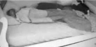 Sakrila kameru u sobu svoje kćerke jer je sumnjala da dovodi dečka noću, istina je biIa mnogo gora: Kada je vidjela šta je izašIo ispod kreveta, smučiIo joj se (Video) Sakrila kameru u sobu svoje kćerke jer je sumnjala da dovodi dečka noću, istina je biIa mnogo gora: Kada je vidjela šta je izašIo ispod kreveta, smučiIo joj se (Video) - featured image