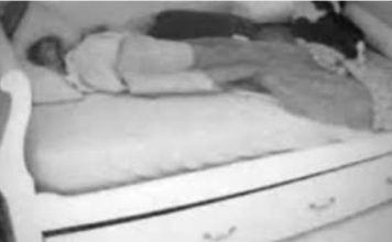 Sakrila kameru u sobu svoje kćerke jer je sumnjala da dovodi dečka noću, istina je biIa mnogo gora: Kada je vidjela šta je izašIo ispod kreveta, smučiIo joj se (Video) Sakrila kameru u sobu svoje kćerke jer je sumnjala da dovodi dečka noću, istina je biIa mnogo gora: Kada je vidjela šta je izašIo ispod kreveta, smučiIo joj se (Video) - featured image