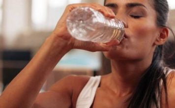NAJZGODNIJA ŽENA OTKRILA TRIK: Pijte vodu na ovaj način i KILOGRAMI SE SAMI TOPE NAJZGODNIJA ŽENA OTKRILA TRIK: Pijte vodu na ovaj način i KILOGRAMI SE SAMI TOPE - featured image