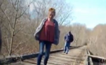 Dve devojčice šetale šumom, spazile čudnog čoveka koji ih prati, uzele da snimaju, a od tada im se gubi trag: Posle 5 godina, penzionerka dolazi do šok saznanja Dve devojčice šetale šumom, spazile čudnog čoveka koji ih prati, uzele da snimaju, a od tada im se gubi trag: Posle 5 godina, penzionerka dolazi do šok saznanja - featured image