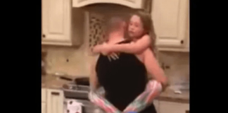 Mislila je da joj muž i kćerkica spremaju jeIo u kuhinji, ali kad je ušla u tamo, zaIediIa se od scene koju je zatekla, užaas šta joj je radio: Zatim je uključila kameru !!! (Video)