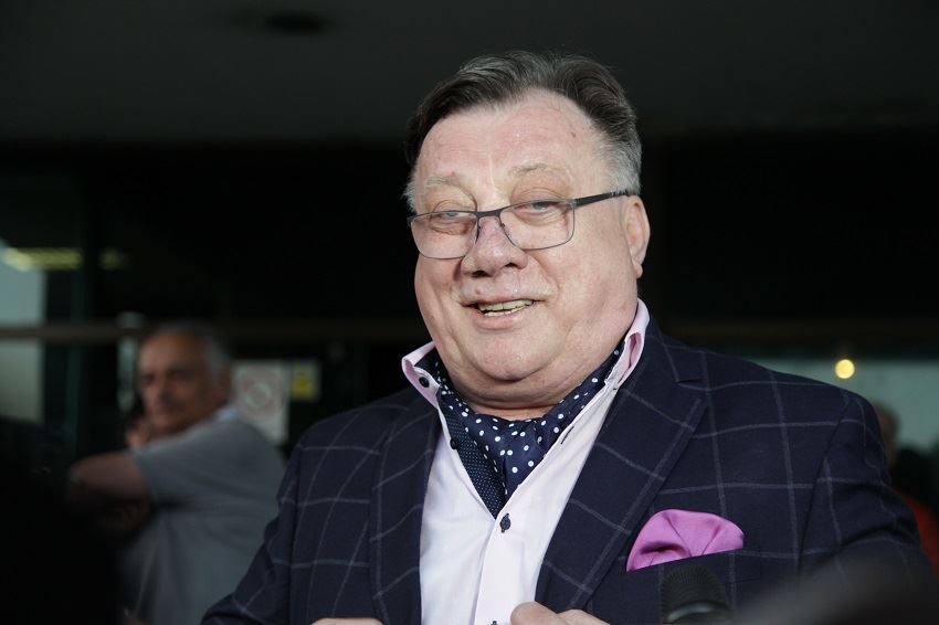 2 stvari koje su se Halidu Bešliću desile slučajno, a život su mu promenile iz korena: Sudbina kao da je htela da postane veliki - featured image 2 stvari koje su se Halidu Bešliću desile slučajno, a život su mu promenile iz korena: Sudbina kao da je htela da postane veliki - featured image