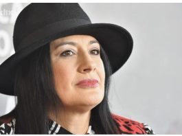 BURAN ŽIVOT KALIOPI – MUŽA I SINA JE OSTAVILA ZBOG 13 GODINA MLAĐEG: POZNATA PEVAČICA doživela UŽAS koji nije viđen kod nas BURAN ŽIVOT KALIOPI – MUŽA I SINA JE OSTAVILA ZBOG 13 GODINA MLAĐEG: POZNATA PEVAČICA doživela UŽAS koji nije viđen kod nas - featured image