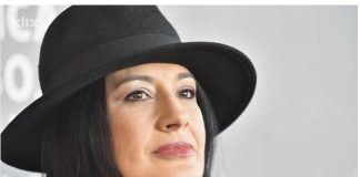 BURAN ŽIVOT KALIOPI – MUŽA I SINA JE OSTAVILA ZBOG 13 GODINA MLAĐEG: POZNATA PEVAČICA doživela UŽAS koji nije viđen kod nas BURAN ŽIVOT KALIOPI – MUŽA I SINA JE OSTAVILA ZBOG 13 GODINA MLAĐEG: POZNATA PEVAČICA doživela UŽAS koji nije viđen kod nas - featured image