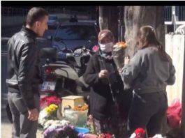 SIROMAŠNA MAJKA prodavala cvijeće na groblju da bi kćerki platila STUDIJE MEDICINE: Novinari su potražili njenu kćerku i ostali u šoku kad su SAZNALI KO JE ONA SIROMAŠNA MAJKA prodavala cvijeće na groblju da bi kćerki platila STUDIJE MEDICINE: Novinari su potražili njenu kćerku i ostali u šoku kad su SAZNALI KO JE ONA - featured image