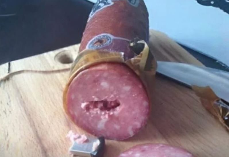 Pronašla sam USB u običnoj kobasici — u početku sam mislila da je slučajnost, dok nisam proverila šta se nalazi unutra. - featured image Pronašla sam USB u običnoj kobasici — u početku sam mislila da je slučajnost, dok nisam proverila šta se nalazi unutra. - featured image