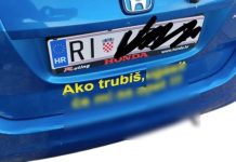 Riječanka je stavila genijalan natpis na svoj auto, nakon ovog joj više nitko ne trubi Riječanka je stavila genijalan natpis na svoj auto, nakon ovog joj više nitko ne trubi - featured image