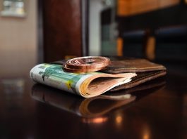Nema baš para u kućI? Samo stavite novčanicu na ovo mjesto I gledajte kada novac krene da se gomila… Nema baš para u kućI? Samo stavite novčanicu na ovo mjesto I gledajte kada novac krene da se gomila… - featured image