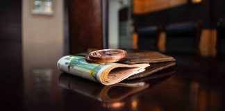 Nema baš para u kućI? Samo stavite novčanicu na ovo mjesto I gledajte kada novac krene da se gomila… Nema baš para u kućI? Samo stavite novčanicu na ovo mjesto I gledajte kada novac krene da se gomila… - featured image