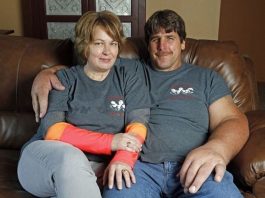 Ovaj čovek ima najveće ruke i šake na svetu, svojim izgledom zbunio i lekare: Njegov život ostavlja bez daha, a zbog žene bi pomerio i planine Ovaj čovek ima najveće ruke i šake na svetu, svojim izgledom zbunio i lekare: Njegov život ostavlja bez daha, a zbog žene bi pomerio i planine - featured image