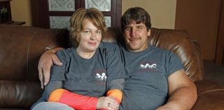 Ovaj čovek ima najveće ruke i šake na svetu, svojim izgledom zbunio i lekare: Njegov život ostavlja bez daha, a zbog žene bi pomerio i planine Ovaj čovek ima najveće ruke i šake na svetu, svojim izgledom zbunio i lekare: Njegov život ostavlja bez daha, a zbog žene bi pomerio i planine - featured image